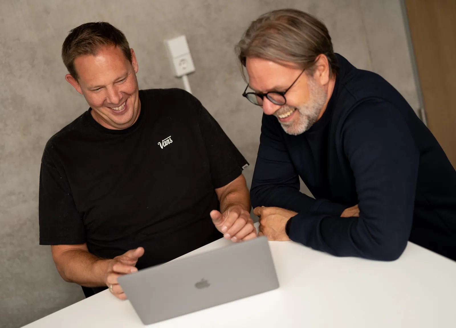 Ralf Lanwehr mit einem Kollegen am Laptop
